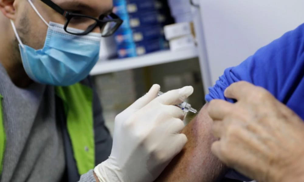 Πάτρα: Γιατρός έκανε το εμβόλιο για τον κορονοϊό και ανέβασε 39 πυρετό
